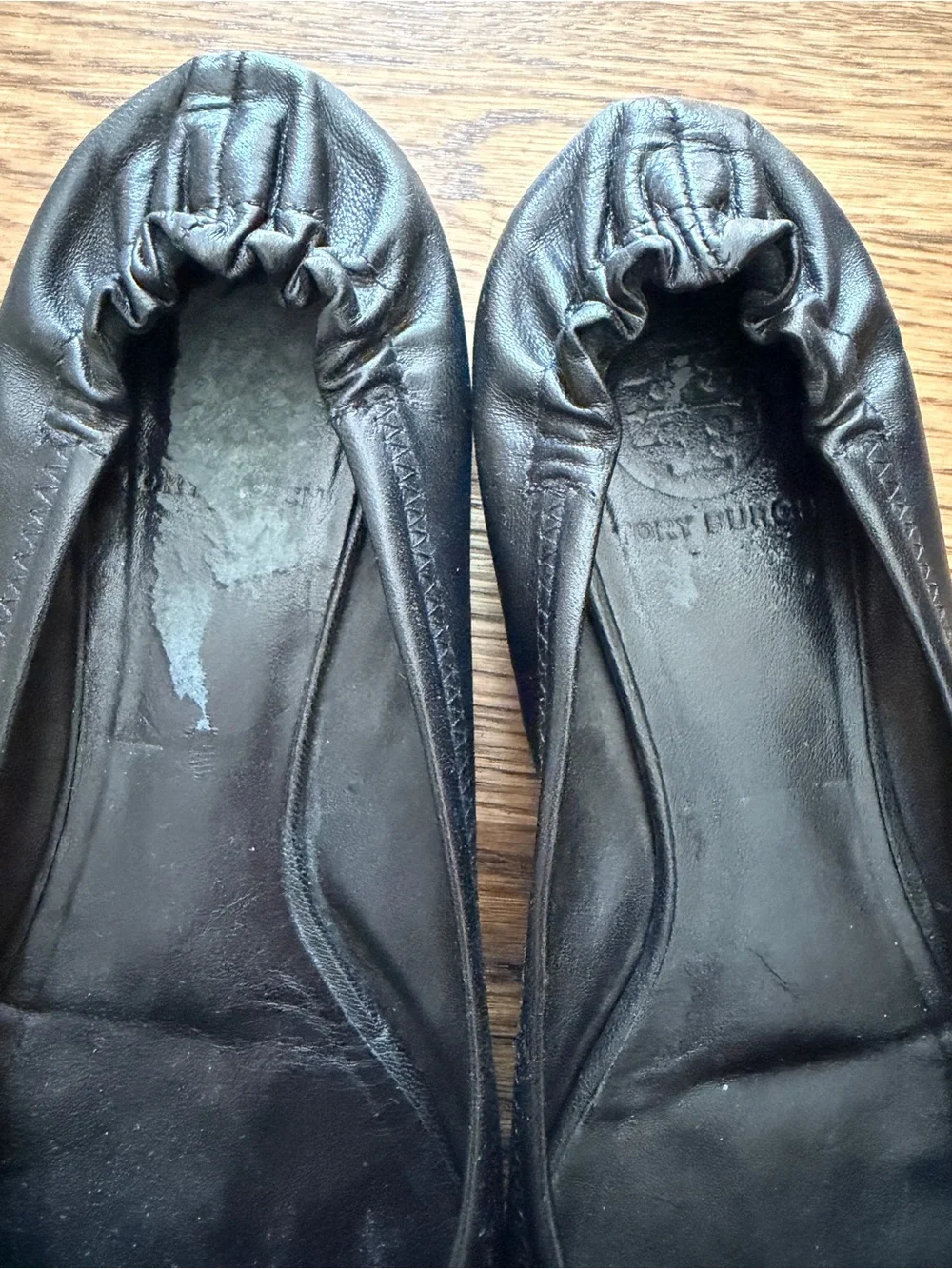 Tory Burch Black Leather Ballet Flats with Gold Logo Medallion 7.5 Shors